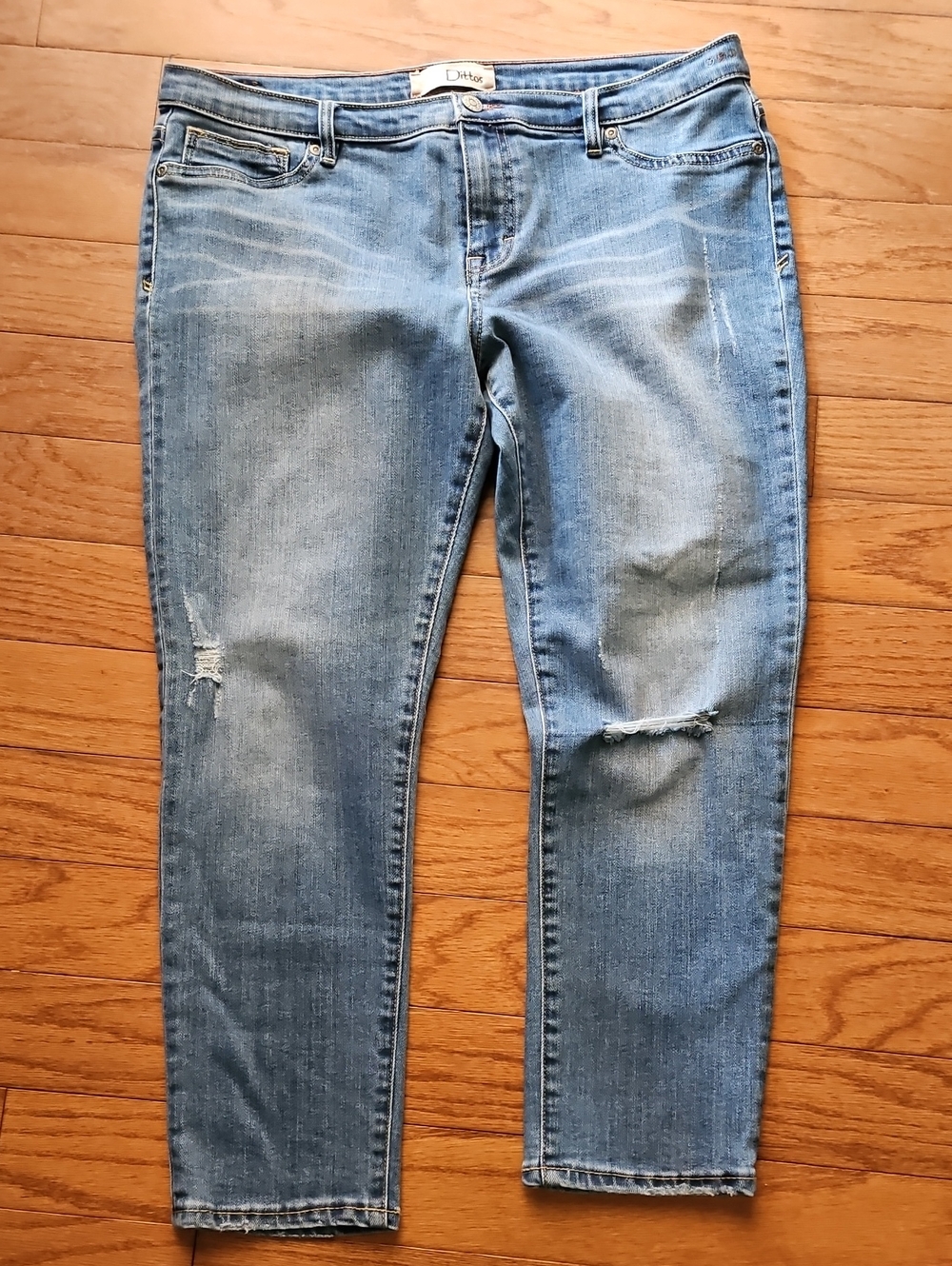 DITTOS DISTRESSED CROPPED/BOYFRIEND JEANS SZ 31